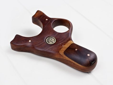 Foehunter (QLD Maple, French Oak spacer & Walnut palm swell, brass pins) - Wildwood Custom Catapults - Gallery - Slingshot Forum Custom Slingshot, Slingshot Design, Smart Technology Gadgets, Wooden Slingshot, Sling Bow, Slingshot Fishing, Diy Slingshot, Brass Pins, Primitive Survival