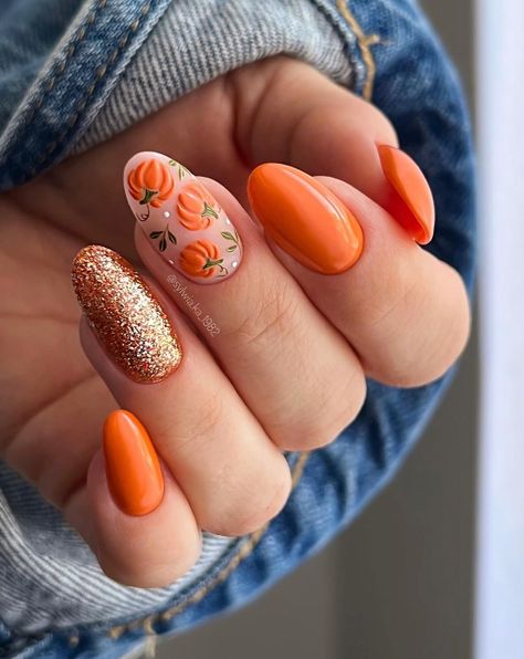 Orange Autumn Nails: Embrace the vibrant and bold nature of autumn with orange nails. From fiery oranges to muted terracotta tones, these hues capture the essence of falling leaves and pumpkin spice. Pumpkin Nail Art, Kutek Disney, Pumpkin Nails, Fall Nail Art Designs, Cute Nails For Fall, Smink Inspiration, Makijaż Smokey Eye, Thanksgiving Nails, Fall Nail Art