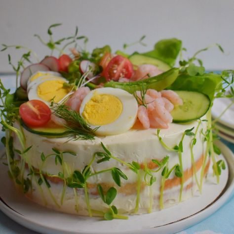 Salad Cake Recipe, Tea Sandwich Cake, Savory Cakes Ideas, Swedish Sandwich Cake Recipes, Savory Cake Ideas, Sandwich Cake Ideas, Savoury Birthday Cake, Swedish Sandwich Cake, Smorgastarta Sandwich Cake