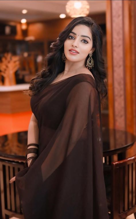 Malvika Menon, Malavika Menon, Saree Pic, Stylish Photo, Women Photography, Indian Woman, Jacqueline Fernandez, Beautiful Smile Women, Photo Background