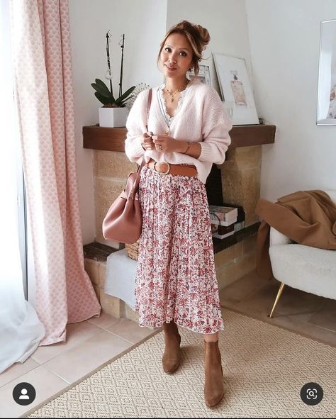 Soft Feminine Outfits Fall, Modern Housewife Outfit, Romantic Fall Capsule Wardrobe, Cute Housewife Outfits, Skirts Long Outfits, Modest Styles For Women, Fall Maxi Skirt Outfits With Boots, Romantic Office Outfit, Feminine Mom Outfits