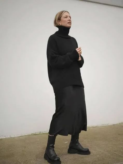 Winter Minimalist Outfit Women, Styling Black Maxi Skirt, Winter Casual Dress Outfit, Cute Period Outfit, All Black Outfit Casual Simple, Skirt In Winter Outfit, Period Outfits For Work, Black Maxi Skirt Outfits, Simple Aesthetic Outfits