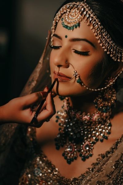 Elegant Mumbai Wedding With The Bride In A Beautiful Pastel Pink Lehenga Bridal Makeup Pictures, Indian Bride Poses, Indian Bride Photography Poses, Indian Bride Makeup, Indian Wedding Poses, Bride Photos Poses, Bridal Makeup Images, Bridal Photography Poses, Indian Bridal Photos