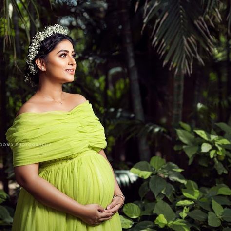 Maternity Shoot of Sneha Prasanna Photoshoot Poses Ideas, Sneha Prasanna, Maternity Shoot Dresses, Maternity Gown Photography, Maternity Photo Shoot Ideas, Indian Maternity, Maternity Shoot Outfit, Maternity Picture Outfits, Pregnant Dress