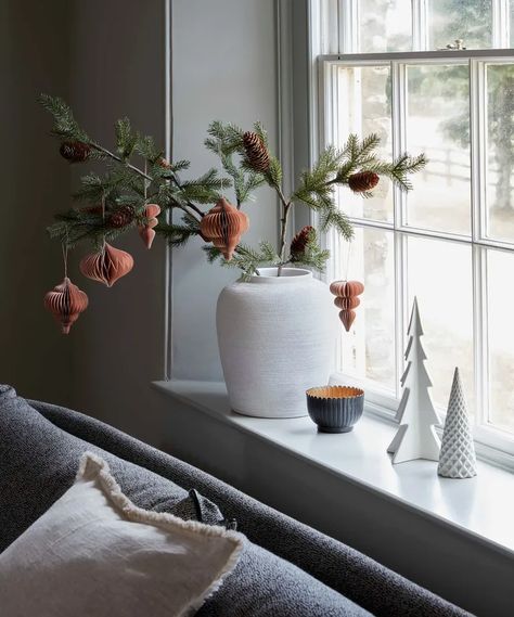 Christmas window decor – 20 festive ideas to enjoy indoors and out Minimalistic Outdoor Christmas Decor, Pine Decorations Christmas, Modern Spanish Christmas Decor, Scandinavian Christmas Interior, Minimal Christmas Decor Kitchen, Christmas Decoration Simple, Christmas Home Styling, Flat Christmas Decorations, Christmas Decor Ideas Scandinavian