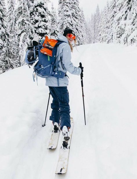 Ski Tips For Beginners, Ski Trip Essentials, Ski Tips, Ski Trip Packing List, Ski Inspiration, Ski Trip Packing, Gear Organization, Snowboarding Aesthetic, Ski Pack