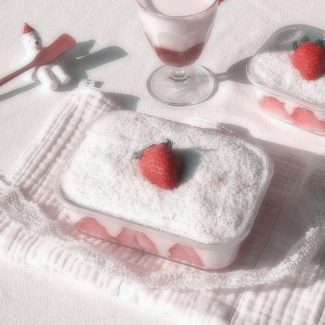 Food soft Cream And Pink Aesthetic, Strawberry Desserts Aesthetic, Bright Filter, Desserts Aesthetic, Pink Sweets, Soft Pink Theme, Kawaii Cooking, Pink Foods, Strawberry Desserts