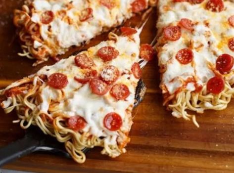 College students thrive off ramen noodles when money gets tight or for quick meals. Luckily, ramen packets can be cooked in more ways than you can imagine. Make your ramen taste better with these 8 savory recipes! Ramen Crust Pizza, Ramen Pizza Recipes, Ramen Noodle Pizza Crust, Gf Ramen, Ramen Pizza, Kids Dinners, Unhealthy Recipes, Noodle Ideas, Ramen Burger