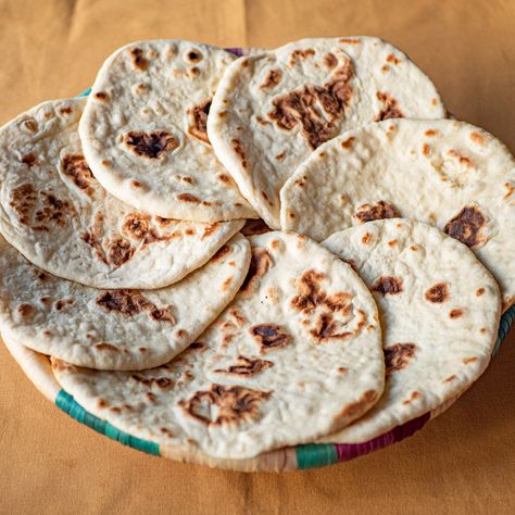 On y est, il était impossible de ne pas le préparer : aujourd’hui, c’est pita ! Tout d’abord, ne parlons plus de “pain pita”, pita signifiant “pain” en grec moderne. Cette préparation est extrêmement ancienne, tout comme la feta, il s’agit certainement de l’une des plus anciennes formes de pain existante. Pour rappel, ce que… L’article Pita – Recette grecque est apparu en premier sur DUMPLINGS & MORE. Pain Pita, World Recipes, Greek Recipes, Tortillas, Pita, Summer Recipes, Breakfast Brunch, Feta, Vegan Recipes