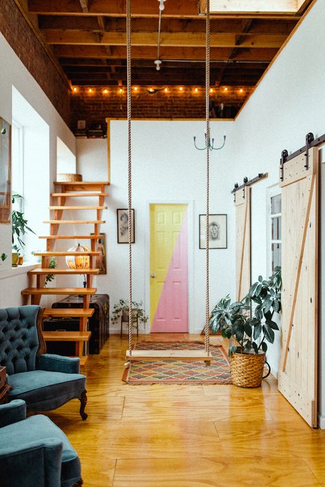 How This Brooklyn Loft Became One of the Most Popular Airbnbs in the World Loft Apartment Designs, Small Loft Apartments, Loft Homes, Eclectic Loft, Brooklyn Loft, Airbnb Design, Small Loft, Loft Decor, Loft House