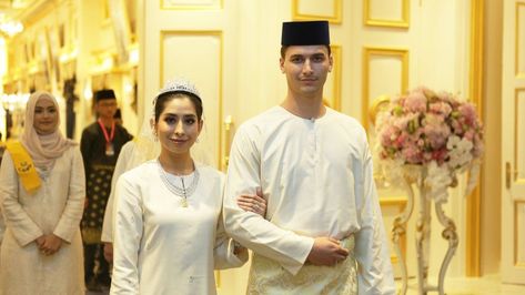 Malaysia princess Tunku Aminah weds Dutchman in lavish ceremony - BBC News Tunku Aminah, Tunku Idris, Malaysian Wedding, Nikah Outfit, Johor Bahru, Speed Dating, Wedding Function, Royal Weddings, White Gowns