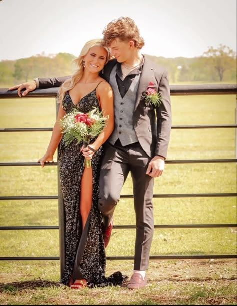 Prom Pictures Couples Western, Junior Prom Photo Ideas, Black Prom Inspo Couple, Country Prom Photos, Western Prom Photoshoot, Cowboy Prom Pictures, Western Prom Pics, Western Hoco Pictures, Barn Prom Pictures