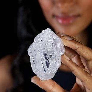 An enormous diamond that is about the size of a tennis ball is going up for auction next month, and is expected to be sold for more than $70 million. | This Huge-Ass Diamond Could Be Yours For A Cool $70 Million - BuzzFeed News Gem Diamonds, Minerals And Gemstones, Uncut Diamond, Rocks And Gems, Rough Diamond, Emerald Gemstone, Precious Gems, Gems And Minerals, Sapphire Gemstone