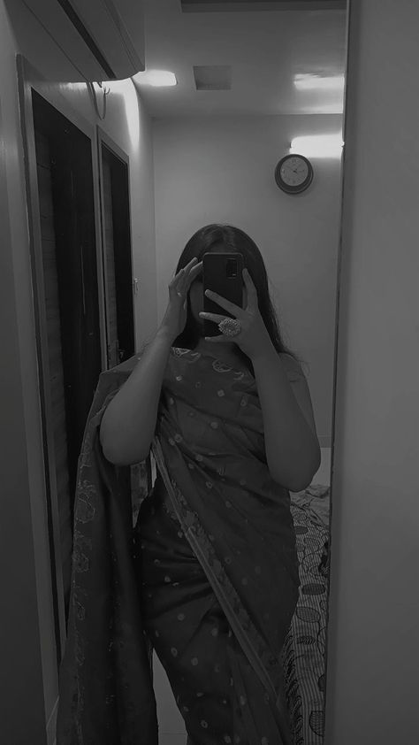 Mirror Selfie Snapchat Story, Mirror Selfie In Suit, Indian Girl Mirror Sefile, Indian Boyfriend, Saree Mirror Selfie Poses, Mirror Selfie Snap, Saree Snapchat Story, Hidden Face Snap, Saree Snap