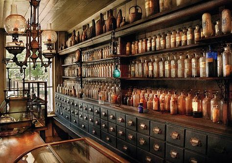 old apothecary shop... Apothecary Shoppe, Apothecary Cabinet, Living Vintage, Herbal Apothecary, Medicine Bottles, General Store, 인테리어 디자인, Apothecary, Pharmacy