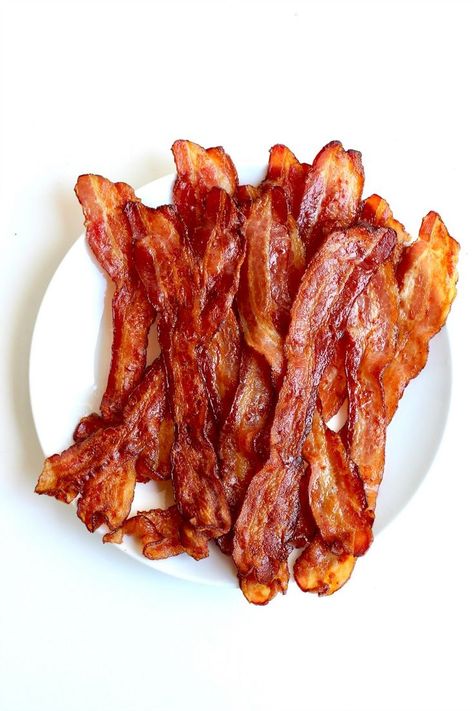 How to Bake Bacon - once you try this you will never go back! @thebakermama #bakedbacon #bacon #breakfast How To Bake Bacon, Bake Bacon, Breakfast Platter, Bacon In The Oven, Baked Bacon, Recetas Keto, Cooking For Beginners, Bacon Recipes, Breakfast Dishes