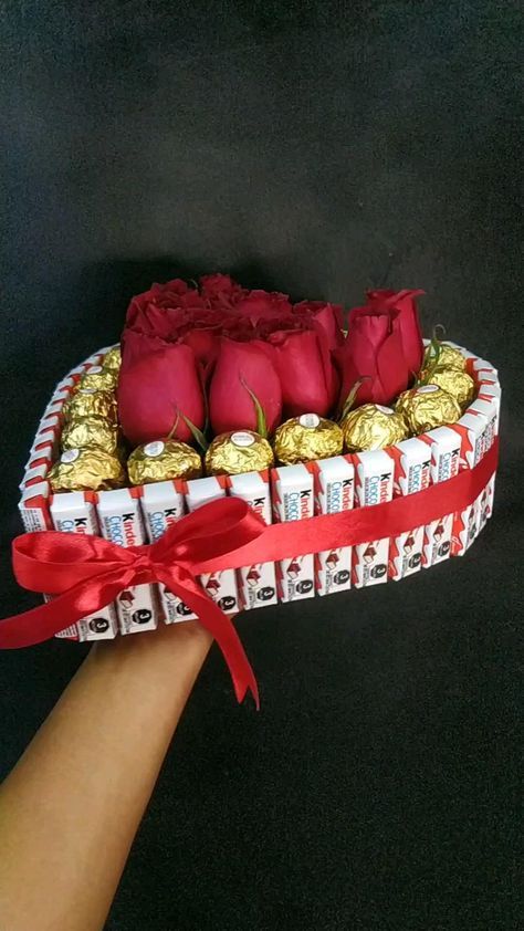 Ideas Aniversario, Wedding Gift Hampers, Chocolate Bouquet Diy, Creative Wedding Gifts, Flower Bouquet Diy, Valentine Day Gift, Valentines Crochet, Valentine Chocolate, Diy Crafts Paper Flowers