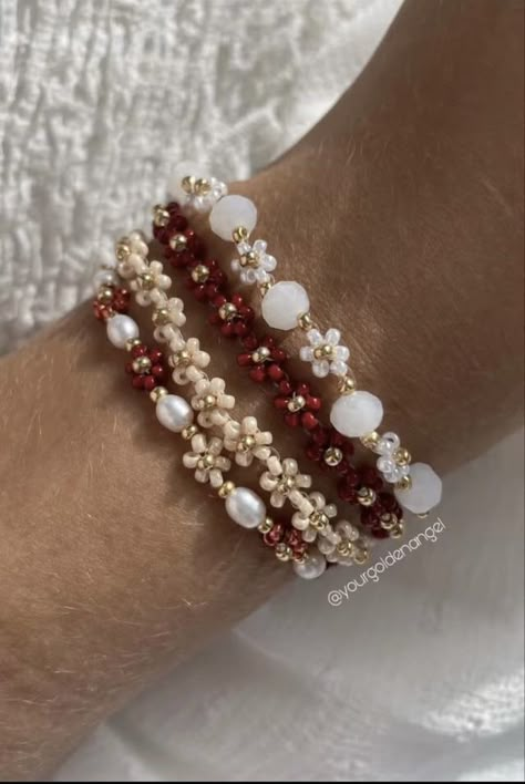 Beaded Jewelry Christmas, Christmas Beaded Bracelet, Christmas Accessories Jewelry, Christmas Beaded Jewelry, Handmade Bracelets Ideas, Perler Bead Bracelet, Bead Bracelets Ideas, Christmas Bracelet Ideas, Christmas Beaded Bracelets