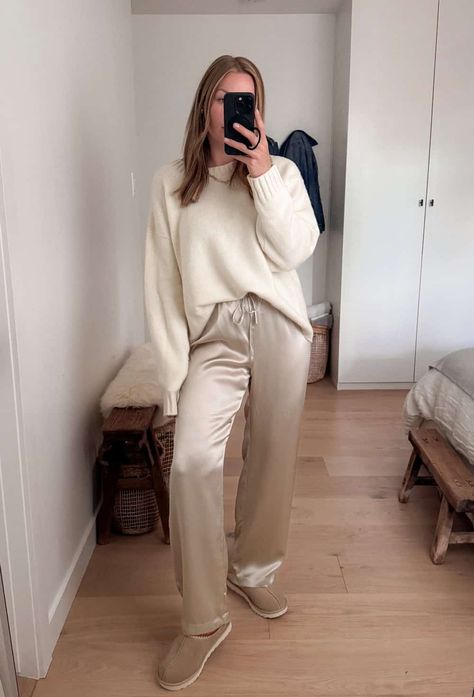 16+ Chic Ways To Wear Silk (& Satin) Pants - style your occasion Tan Satin Pants Outfit, Style Silk Pants, Satin Joggers Outfit Casual, Silk Pant Outfit, Satin Pants Outfit Winter, Silky Pants Outfit, Satin Pants Outfit Classy, Satin Pants Outfit Casual, Brown Satin Pants