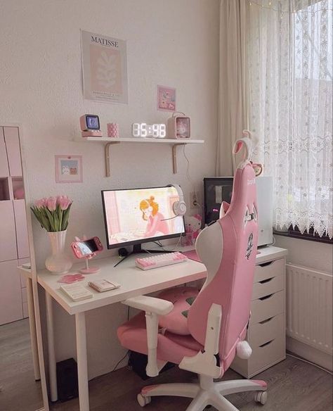 not mine ! Desk Storage Small Space, Small Room With Gaming Setup, Cute Pc Set Up, Girly Gamer Setup, Aesthetic Set Up, Pink Set Up, Gaming Set Up, Desk Set Up, Pc Set Up