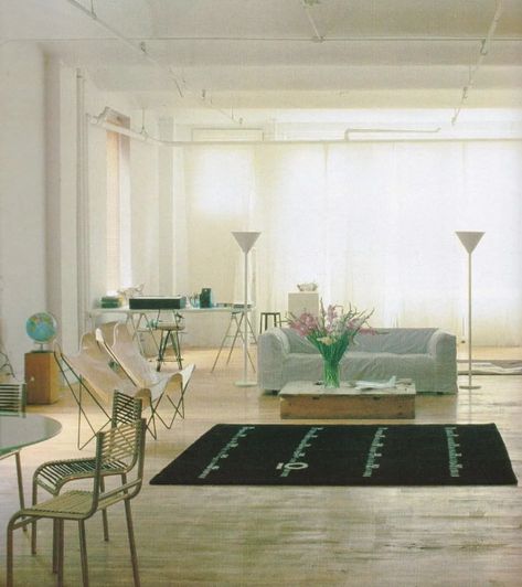 Maurizio Benadon and Benedicte Siroux's home in New York, 1982. 90s Minimalism Interior, 1980 Home Decor, 90s Architecture, 80s Living Room, 1980s Interior, 90s Aesthetics, 80s Interior, French Apartment, Sun House