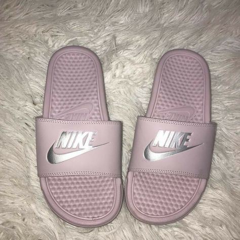 Nike Slippers, Streetwear Ideas, Nike Sandals, Shoe Shopping, Nike Slides, Fashion Shoes Sandals, Shoes Sneakers Jordans, Outfit Ideas For Women, Cute Slippers