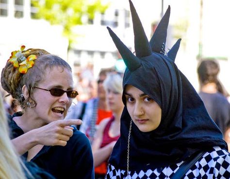 Portrait Practice, Alternative Subcultures, Random Photography, Punk Rock Outfits, Trad Goth, 70s Outfits, Muslim Girl, Rock Outfit, Riot Grrrl