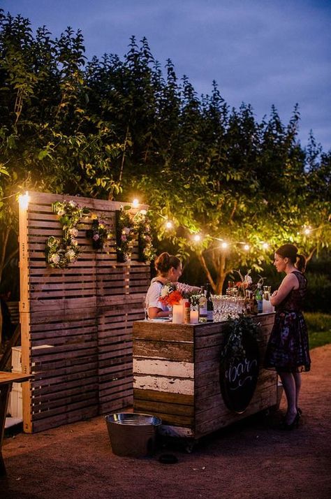 Wood palette wedding bar / http://www.himisspuff.com/rustic-wood-pallet-wedding-ideas/10/ Bar En Plein Air, Floral Themed Wedding, Diy Backyard Wedding, Pallet Wedding, Bar Exterior, Deco Champetre, Event Furniture, Rustic Bar, Australian Garden