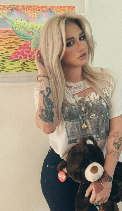 Happy Friday Animals, Female Celebrity Tattoos, Celebrities With Tattoos, Celebrity Tattoos Women, Tattoos 2022, Kesha Rose, Interesting Tattoos, Cassie Ventura, The Best Tattoos