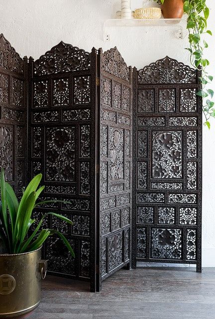 Folding Screen Room Divider, Minimalist Bed, Bohemian Living Rooms, Indian Home Interior, Room Divider Screen, Room Partition, Folding Screen, Indian Decor, Moroccan Decor