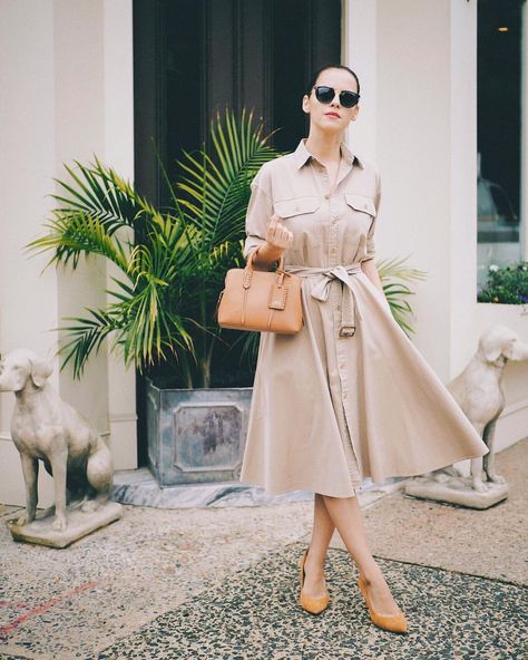 627 Me gusta, 11 comentarios - Veronica Popoiacu (@bittersweetcolours) en Instagram: "Flanked by dogs and wearing timeless classic @poloralphlauren! Currently on the blog Outfit…" Work Wear Spring, Spring Neutrals, Beige Shirt Dress, Tan Dress Shirt, Bittersweet Colours, Work Dresses Outfits, Safari Dress, Shirt Dress Outfit, Trench Dress