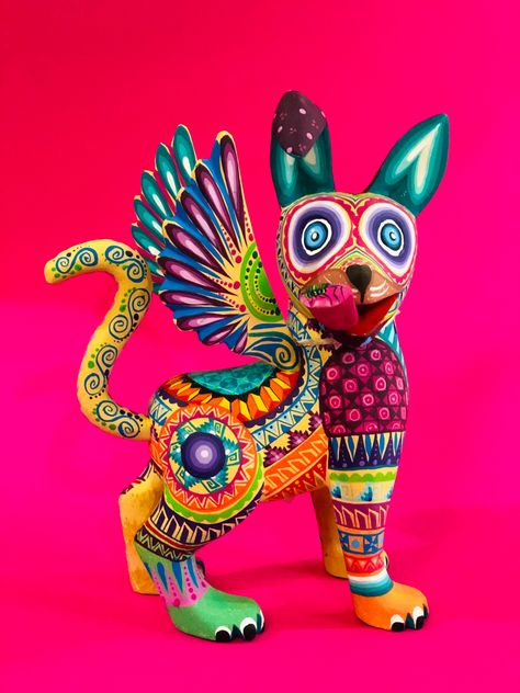 El alebrije es un “ser espiritual y fantástico” representa el alma se tiene la creencia que cada ser humano que nace viene acompañado de un animal que lo guiará y protegerá durante su vida. El alebrije es capaz de realizar los deseos más anhelados. Estos seres adquieren forma de animal y se desarrollan a través de nuestros pensamientos y sentimientos. Chicken Gourds, Polymer Clay Cupcake, Spirit Animal Art, Cement Art, Paper Mache Crafts, Hummingbird Tattoo, High School Art, Craft Classes, Arte Popular