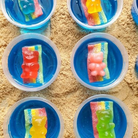 Pool Party Jello Shots, Party Jello Shots, Pool Party Snacks, 4de Verjaardag, Pool Party Food, Lake Party, Jello Shot Recipes, Beach Birthday Party, Hawaiian Birthday