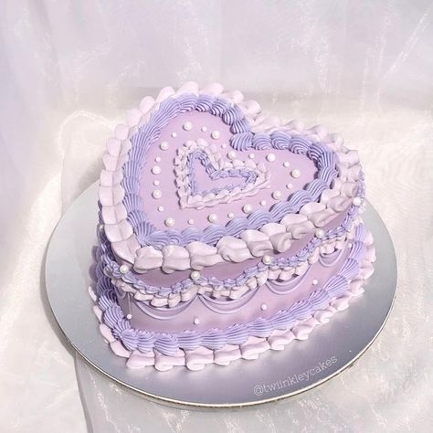 Bolo Taylor Swift, Heart Shaped Birthday Cake, Heart Birthday Cake, Violet Cakes, Bolo Vintage, Purple Cakes Birthday, 15th Birthday Cakes, Vintage Birthday Cakes, Pinterest Cake