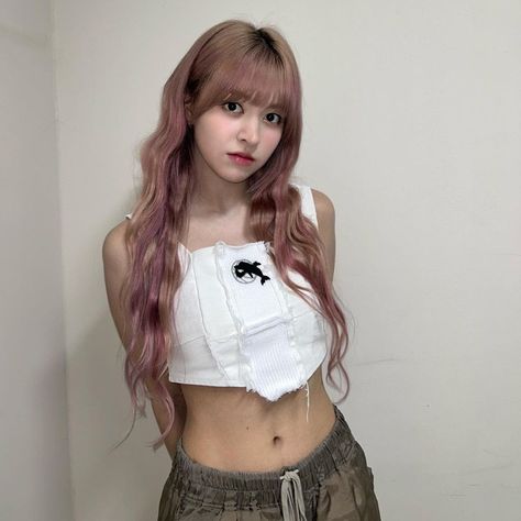 ✰nmixx lily icon✰ Lily Nmixx Selca, Nmixx Selca, Nmixx Lily Icon, Lily Morrow, Lily Icon, Lily Nmixx, Nmixx Lily, Lily Wallpaper, Bias Kpop