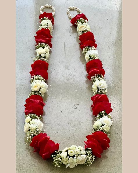 Red And White Garland Wedding, Red Wedding Garland, Wedding Red And White, Nikkah Ideas, Spiritual Union, Rose Garland Wedding, Roses And Pearls, Indian Ceremony, Indian Wedding Garland