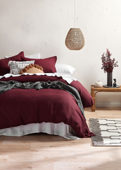 Maroon Bedding Aesthetic, Red Bedding Ideas Bedrooms, Maroon Bedroom Ideas, Gray Red Bedroom, Bergundy Bedding, Burgundy Bed Sheets, Maroon Bedding, Burgundy Bed, Burgundy Bedding Masculine