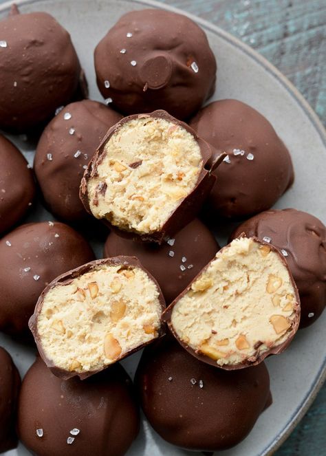 Keto Peanut Butter Cheesecake Truffles (no bake) Keto Peanut Butter Balls, Keto Peanut Butter Cheesecake, Truffles No Bake, Cheesecake Truffles, Keto Peanut Butter, Keto Candy, Butter Balls, Keto Chocolate Chips, Peanut Butter Cheesecake