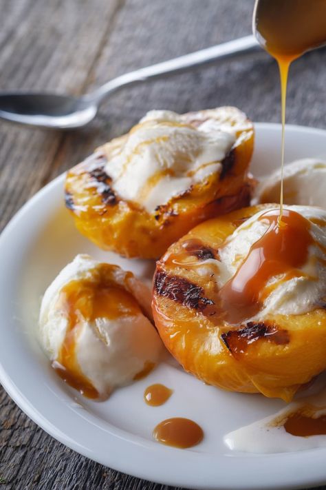 Grilled peaches are sweet, healthy, and so delicious! Served with vanilla ice cream, they make for the perfect dessert. Grilled Peach Dessert, Healthy Peach Dessert, Peaches And Cream Recipe, Easy Dessert Recipe, Peach Crisp, Peach Desserts, Healthy Grilling, Grilled Peaches, Peach Recipe