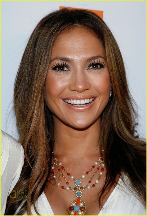 Check out JLo's winning smile! Jennifer Lopez Hair, Hair Color For Dark Skin, Jean Harlow, Gillian Anderson, Hair Inspiration Color, Hair Color Dark, Long Lashes, Hollywood Glamour, Hair Dos