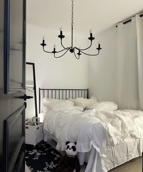 room deco inspiration Goth Room Minimalist, Black Coquette Room, White Goth Room, White Gothic Bedroom, Minimalist Goth Bedroom, Black White And Grey Bedroom Ideas, White And Black Room, Black And White Room Aesthetic, Black And White Bedroom Aesthetic