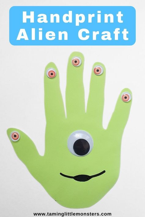 Easy Handprint Alien Craft for Kids. A fun art and craft activity for preschool and kindergarteners to make during a halloween or outer space themed lesson plan. Space Theme Activities For Preschool, Outspace Crafts Preschool, Toddler Space Crafts, Outerspace Preschool Art Activities, Easy Space Crafts For Kids, Outer Space Crafts For Toddlers, Handprint Alien, Space Week Activities For Kids, Space Crafts For Toddlers