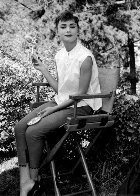 Audrey Hepburn, 1953 Woman Sitting, Audrey Hepburn, A Woman, Black And White, White, Black