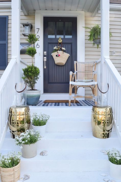 Favorite Painted Cement Ideas- And DIY cementing painting tips Concrete Front Steps, Veranda Design, Front Porch Steps, Porch Kits, Porch Design Ideas, Porch Paint, Building A Porch, Summer Front Porches, Painted Patio