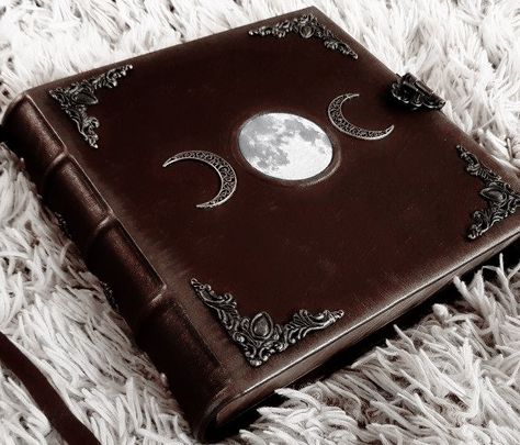 Lunar Witch Aesthetic, Grimoire Aesthetic, Pagan Inspiration, Tvd Dr, Halloween Spell Book, Lunar Witch, Halloween Spells, Healing Journaling, Moon Book