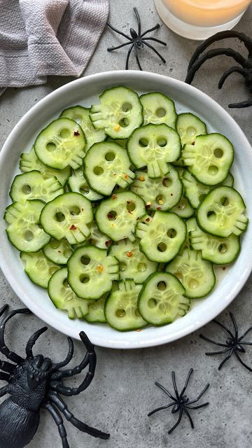 Halloween Veggie Tray, Cucumber Roll Ups, Spring Appetizers, Crudite Platter, Spooky Food, Halloween Treats For Kids, Halloween Party Dinner, Easy Halloween Food, Salad Toppings