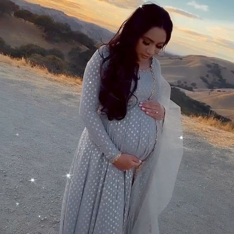 By Avneet & Navjit on Instagram: “Evotique has you covered with the classiest most comfortable maternity wear 🤰🏽💃🏽, and the best part is you can rewear this even after! • •…” Pregnancy Saree Style, Indian Maternity Wear, 34 Weeks Pregnant, Maternity Shoot Ideas, Pakistani Style, Pregnancy Outfits, Pregnant Belly, Shalwar Kameez, Maternity Shoot