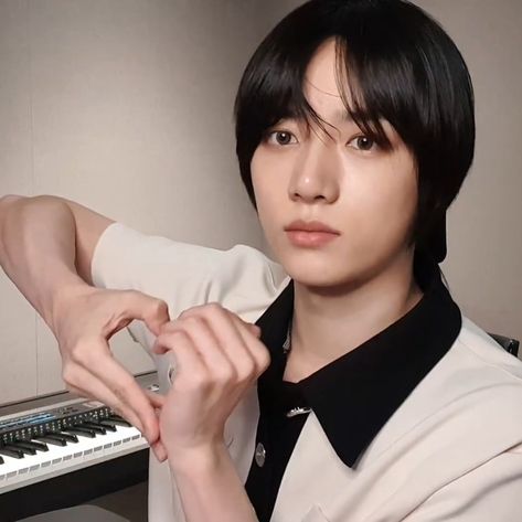 Beomgyu Heart Icon, Beomgyu Heart, Kpop Details, Heart Icon, Choi Beomgyu, Korean K Pop, Black Backgrounds, Celebrities, Memes