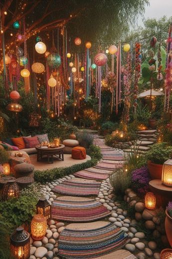 Small Garden Gazebo, Hippie Backyard, Hippie Garden Ideas, Boho Outdoor Space, Boho Garden Party, Bohemian Patio, Small Patio Furniture, Bohemian Garden, Boho Patio