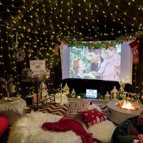 Christmas Outdoor Movie Night, Outdoor Cinema Party, Cinema Party Ideas, Winter Outdoor Party, Christmas Outdoor Party, Outdoor Movie Night Ideas, Indoor Cinema, Indoor Theater, Christmas Garden Party